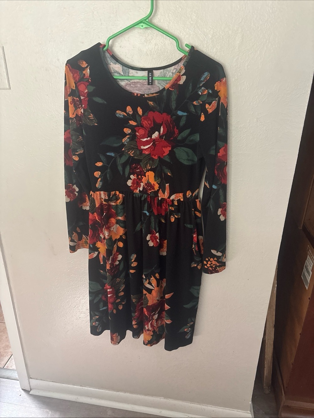 Women’s Size M Floral Long-Sleeve Black & Red Knit Dress with Pockets